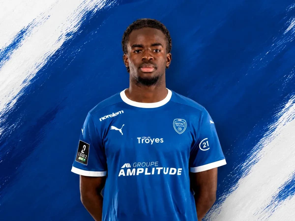 Futbolçu ESTAC Troyes formasında portret