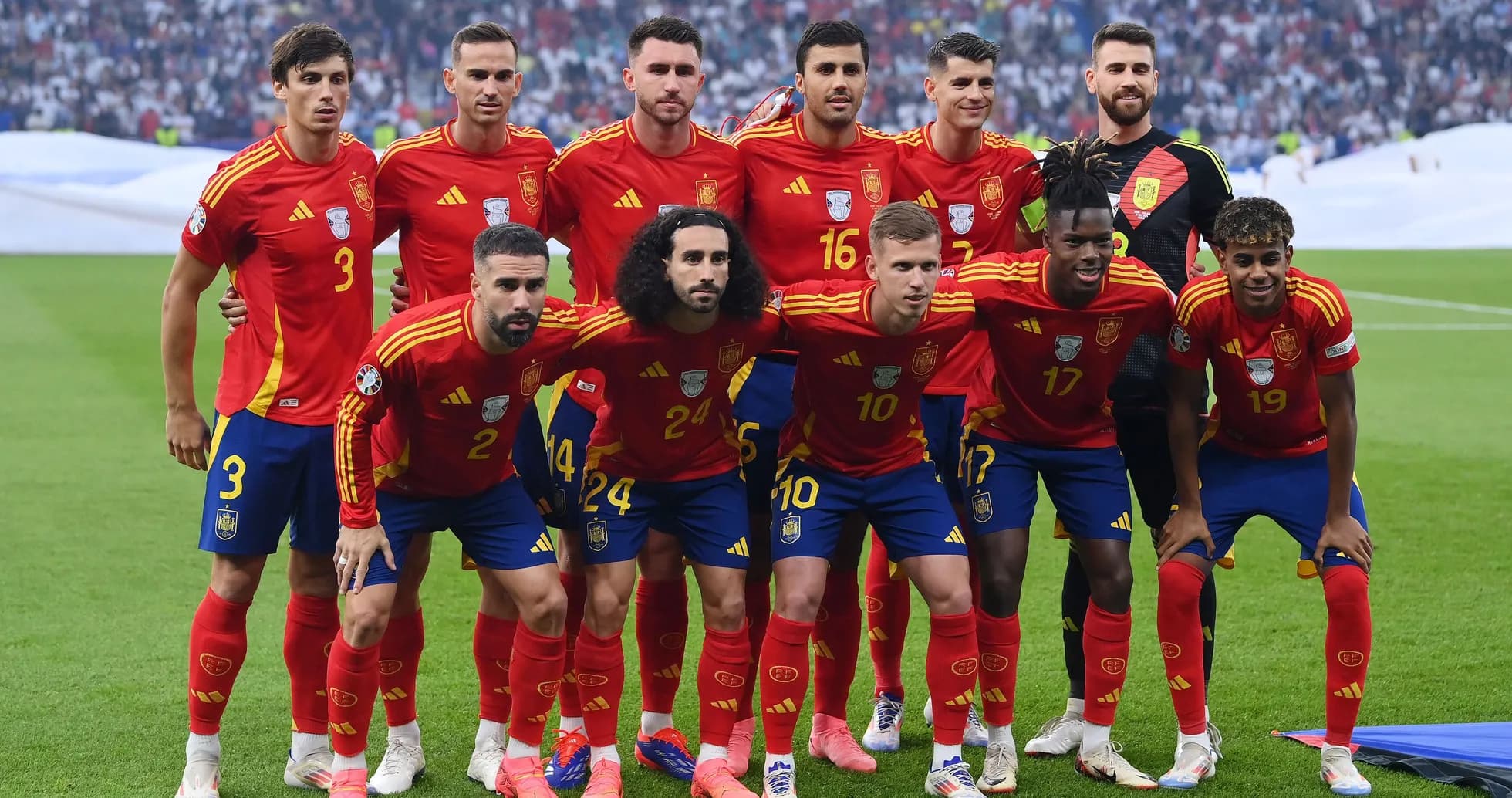 İspaniya futbol komandası oyunçuları sırada dayanır