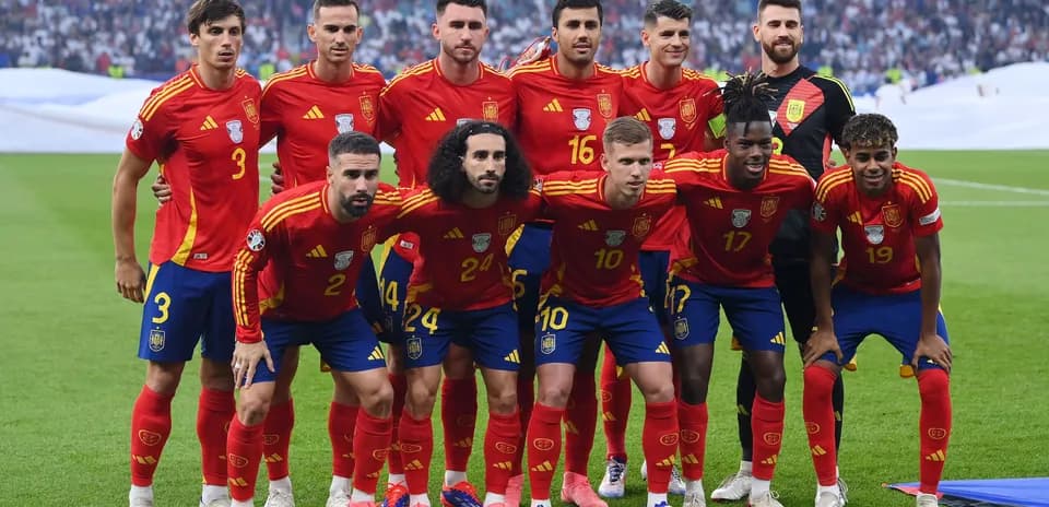 İspaniya futbol komandası oyunçuları sırada dayanır