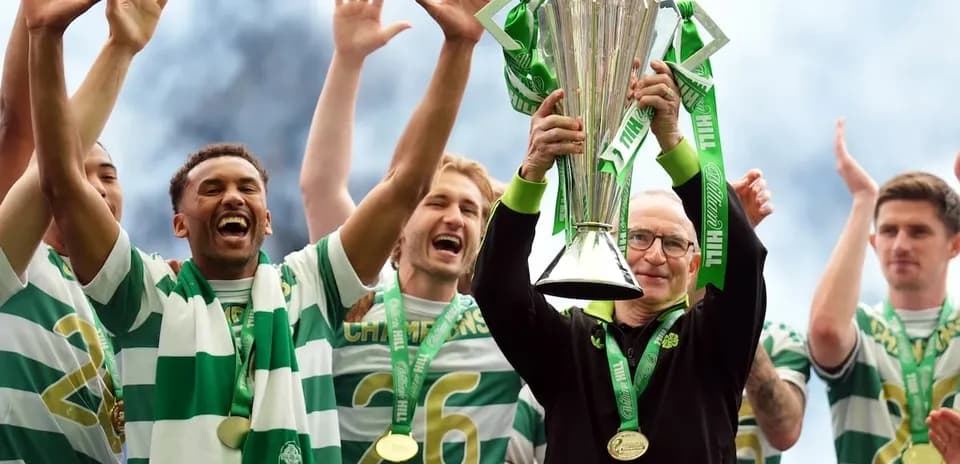 Celtic players celebrating with the trophy