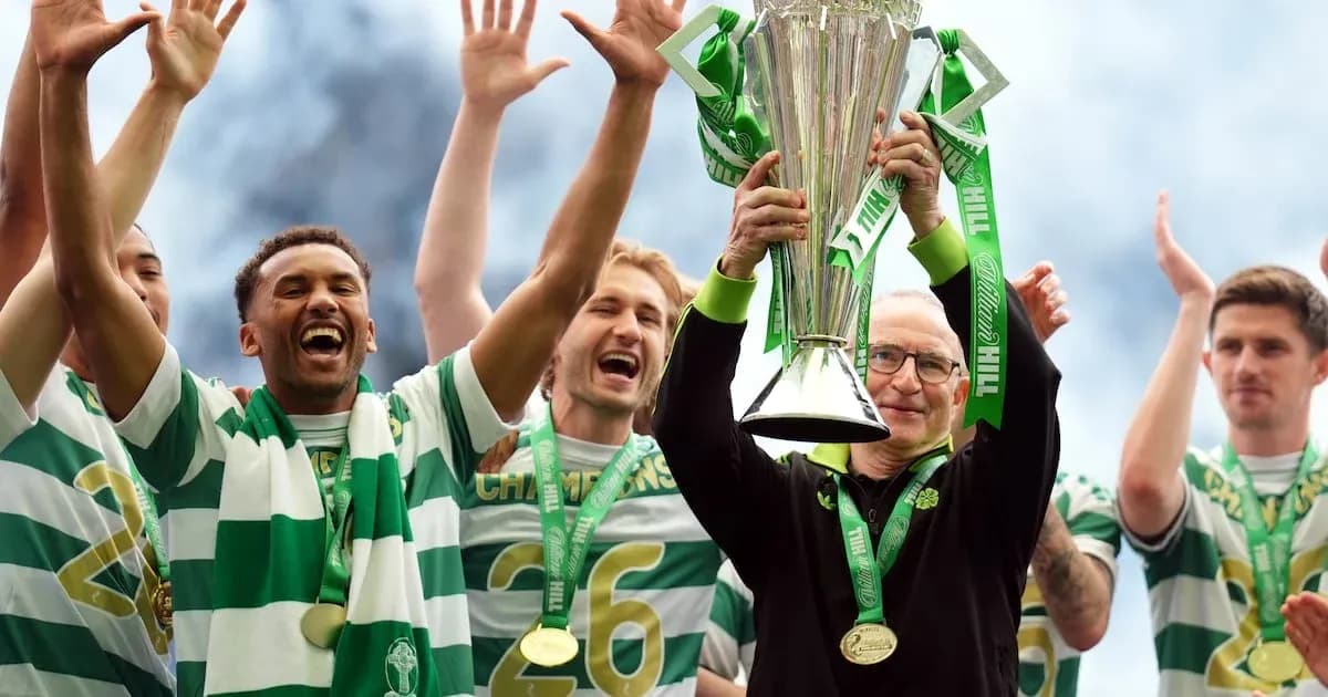 Celtic players celebrating with the trophy