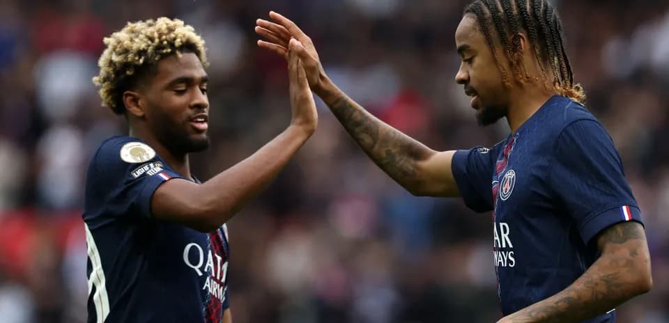 İki PSG oyunçusu bir-birinə əl verirlər
