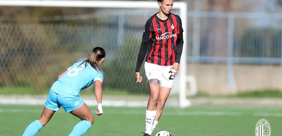 AC Milan W oyunçusu topu idarə edir