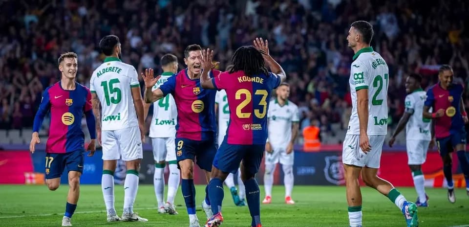 Barcelona oyunçuları qolu qeyd edirlər