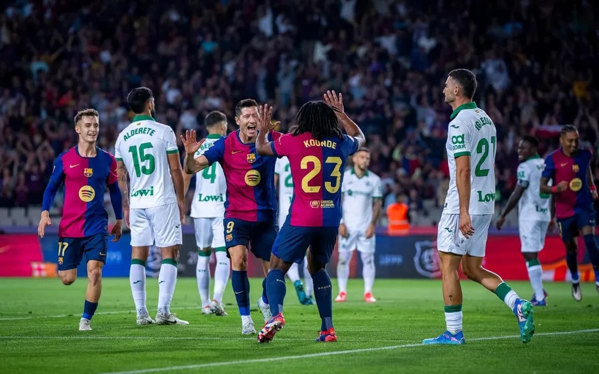 Barcelona oyunçuları qolu qeyd edirlər
