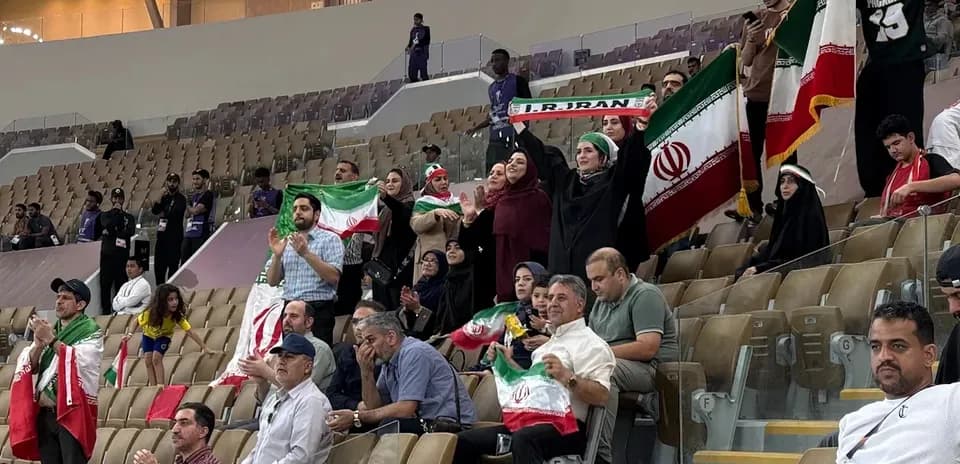 İran azarkeşləri stadionda bayraqlarla dəstəkləyir