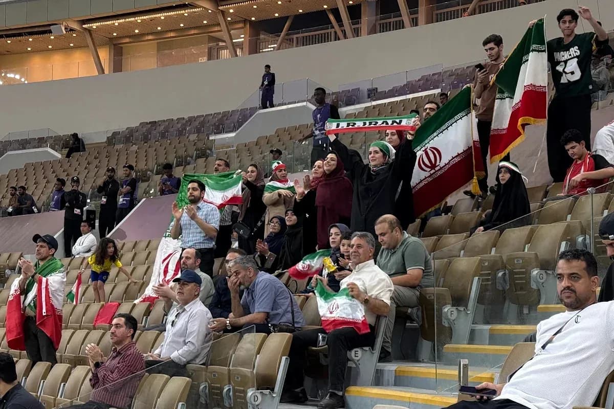 İran azarkeşləri stadionda bayraqlarla dəstəkləyir