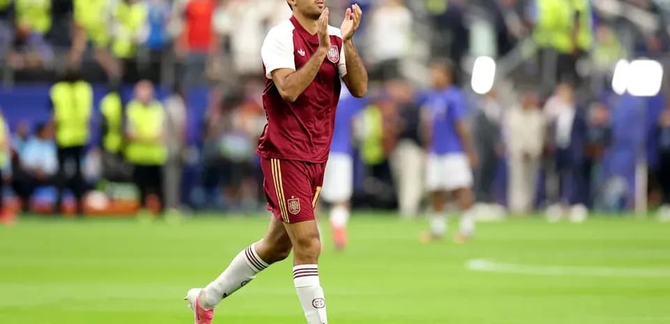 Futbolçu stadionda alqışlayaraq yürüyür