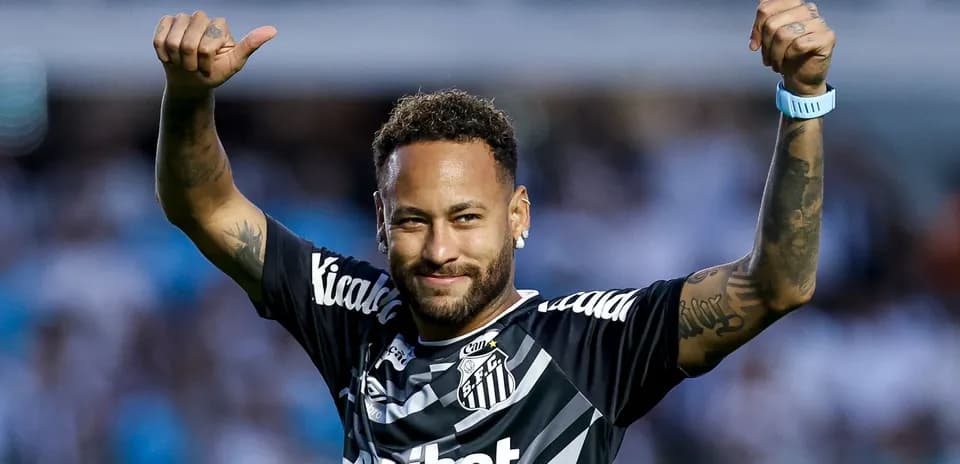 Futbolçu Neymar Santos FC formasında sevinir
