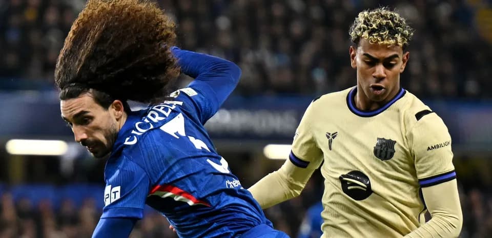 İki futbolçunun top üçün mübarizə aparması