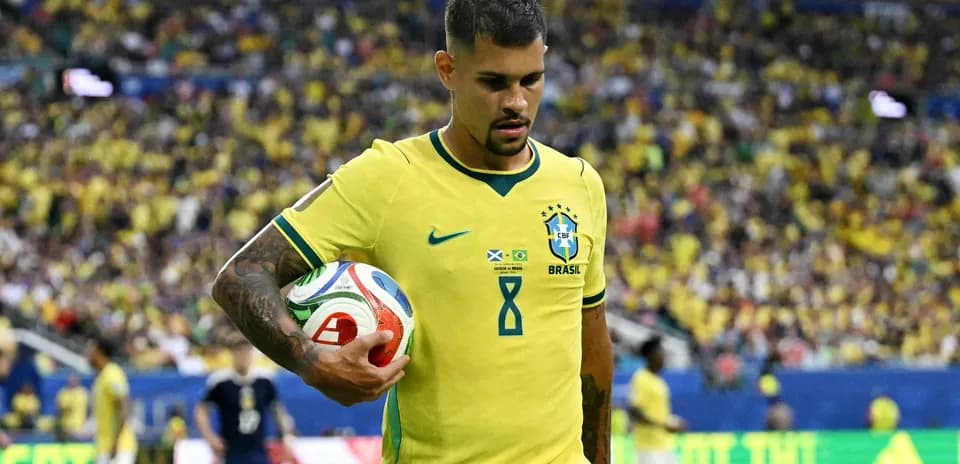 Braziliyalı futbolçu topu tutaraq meydanda yürüyür