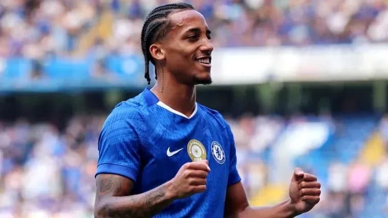 Futbolçu Chelsea formasında sevinclə qeyd edir