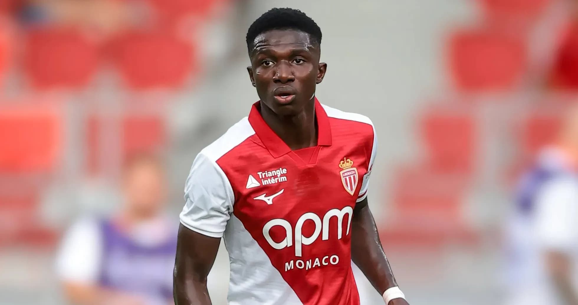 Futbolçu Monaco formasında oyun sahasında