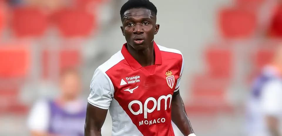 Futbolçu Monaco formasında oyun sahasında