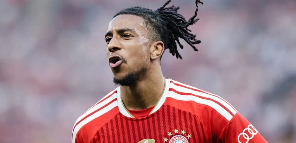 Bayern München oyuncusu sahada sevinçle bağırır