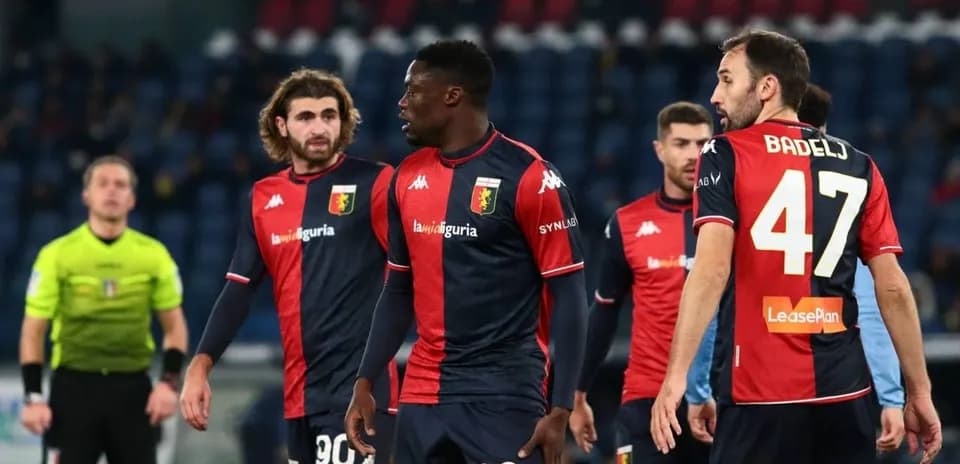 Genoa futbolçuları oyunda müzakirə aparırlar