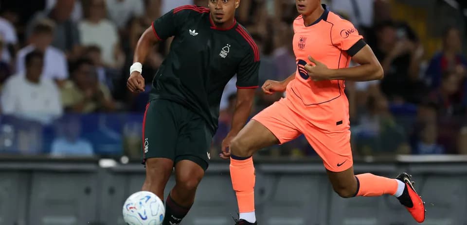 İki oyunçu top üçün yarışır, futbol matçı