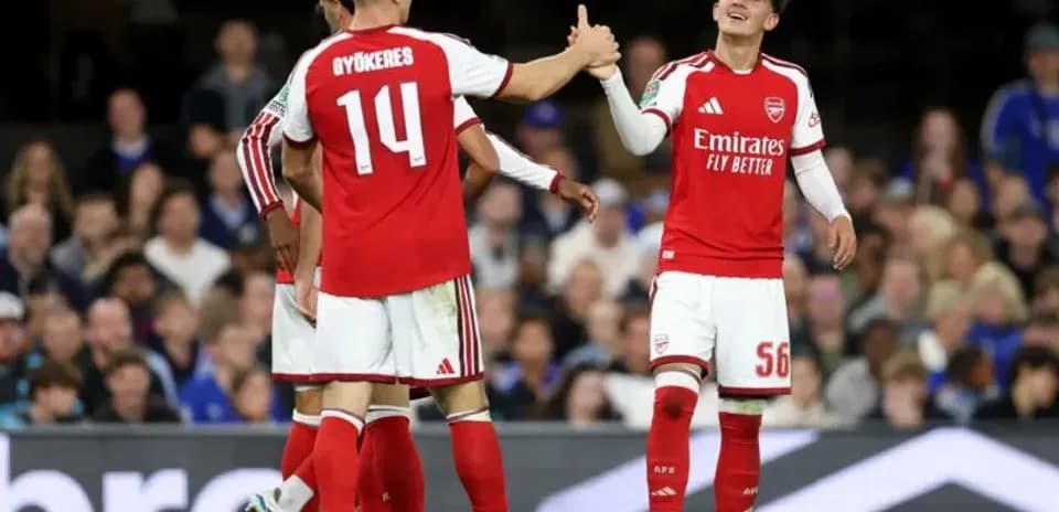 İki Arsenal oyunçusu bir-birinə əl sıxır