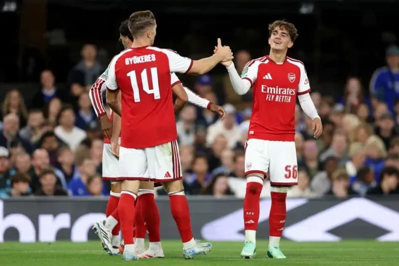 İki Arsenal oyunçusu bir-birinə əl sıxır