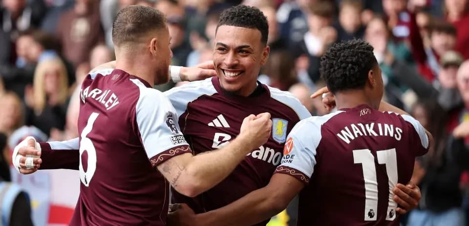 Aston Villa oyunçuları sevinir