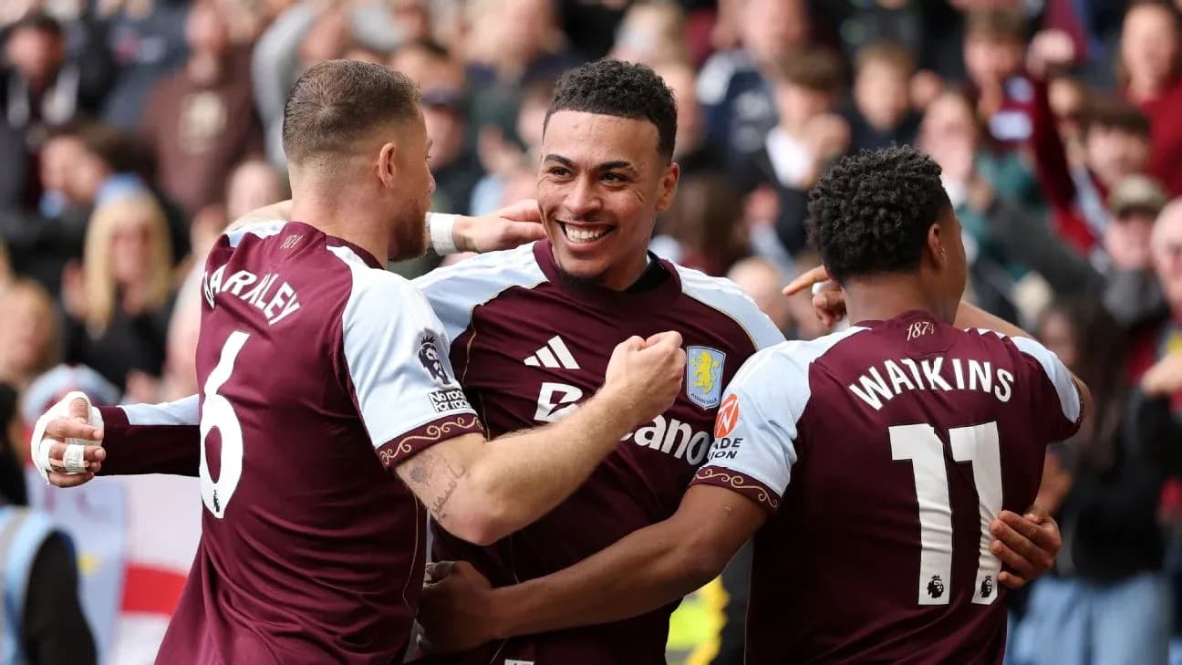 Aston Villa oyunçuları sevinir