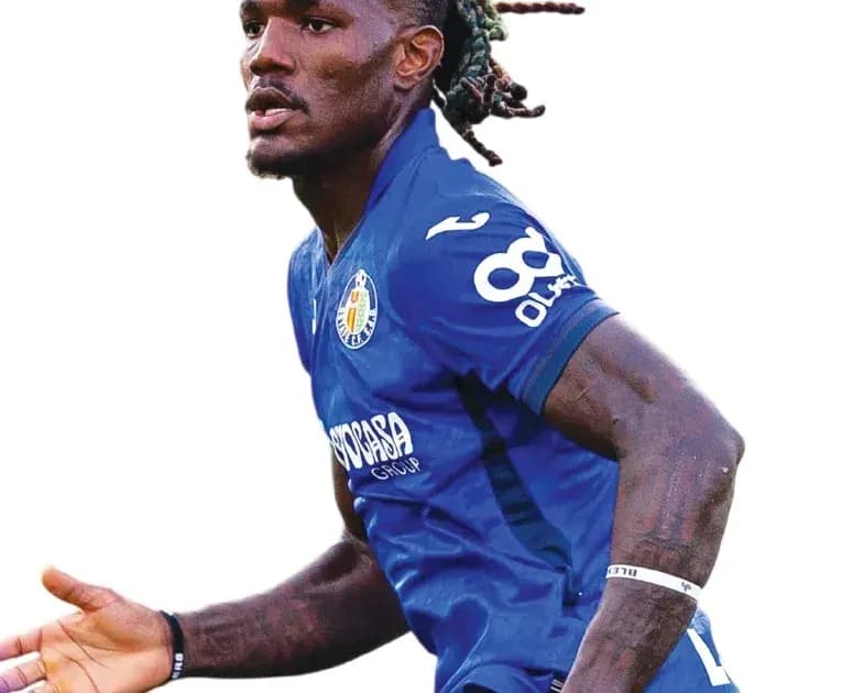 Futbolçunun mavi forma ilə meydanda hərəkət etməsi