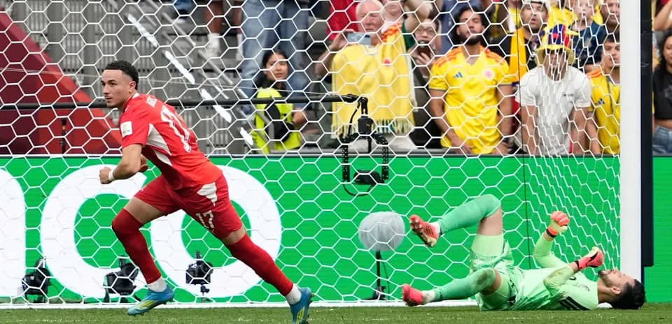 İsveçrə futbolçusu qol vurur