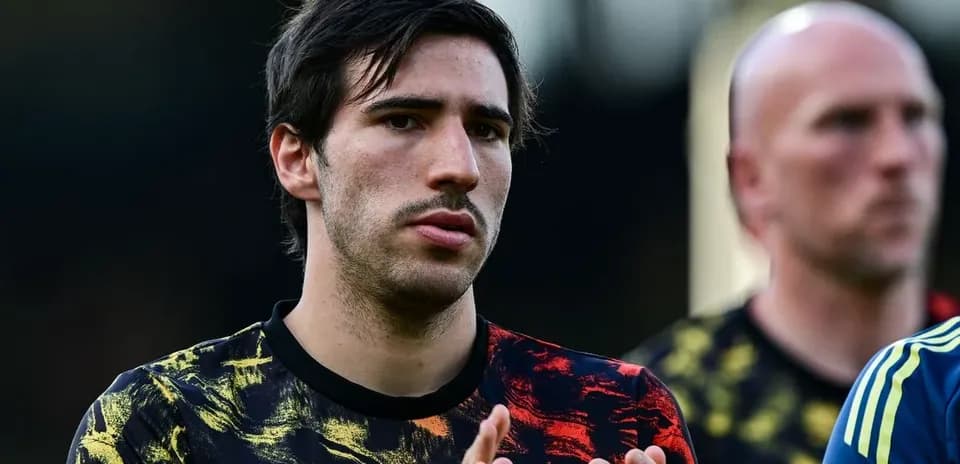 Futbolçu antrenman öncesi dikkatle dinliyor