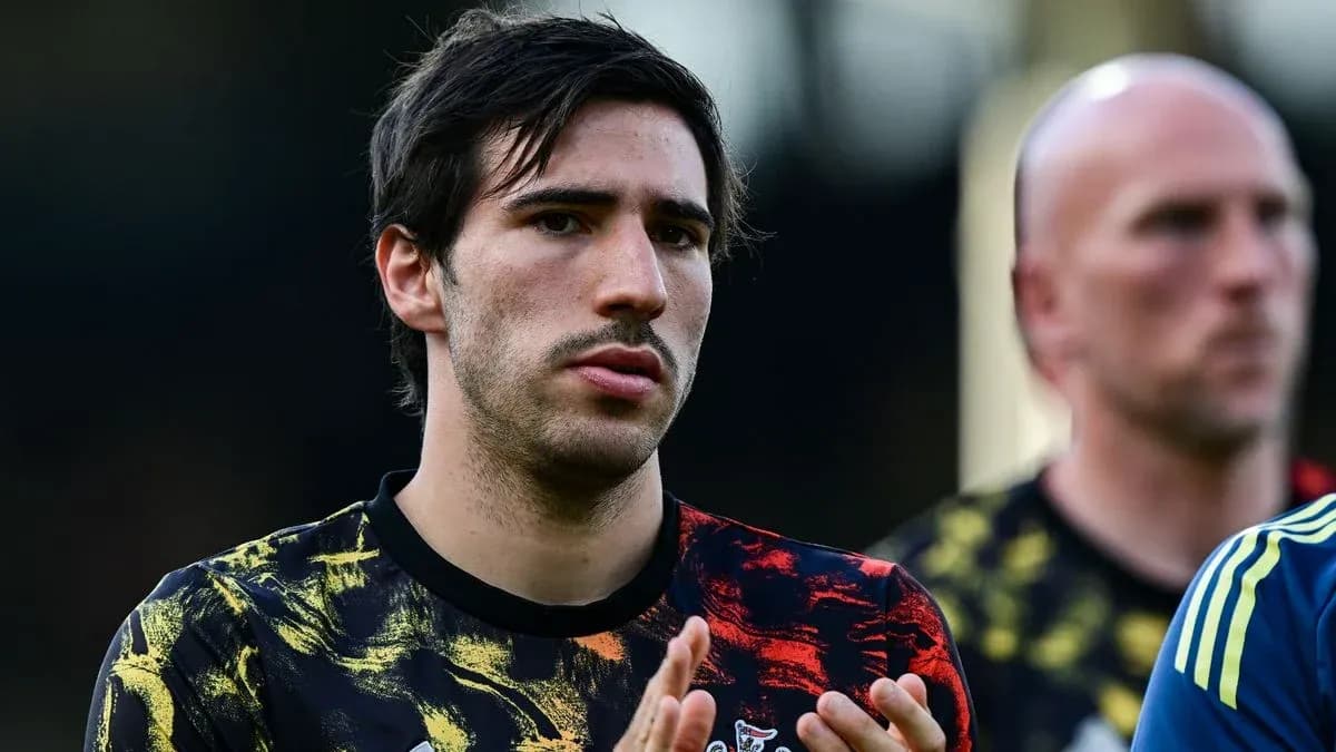 Futbolçu antrenman öncesi dikkatle dinliyor