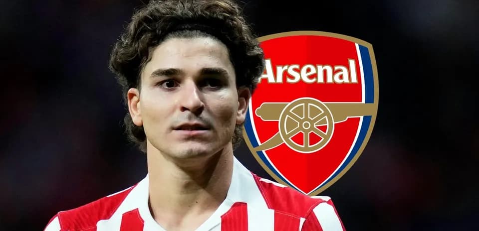 Futbolçunun Arsenal logosu ilə arxa planda görünüşü