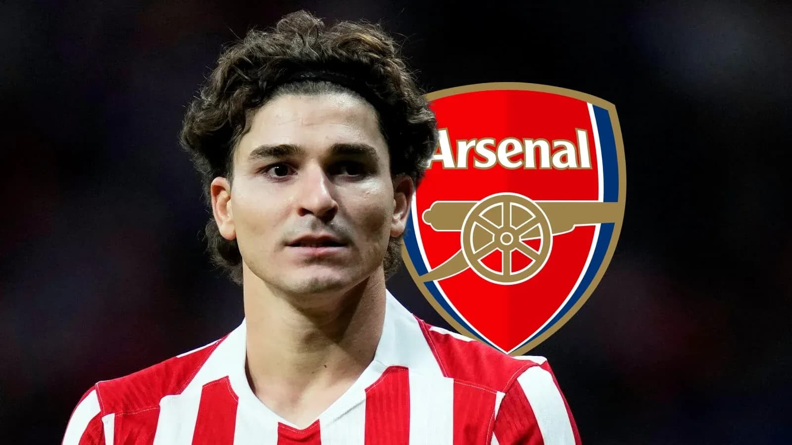 Futbolçunun Arsenal logosu ilə arxa planda görünüşü