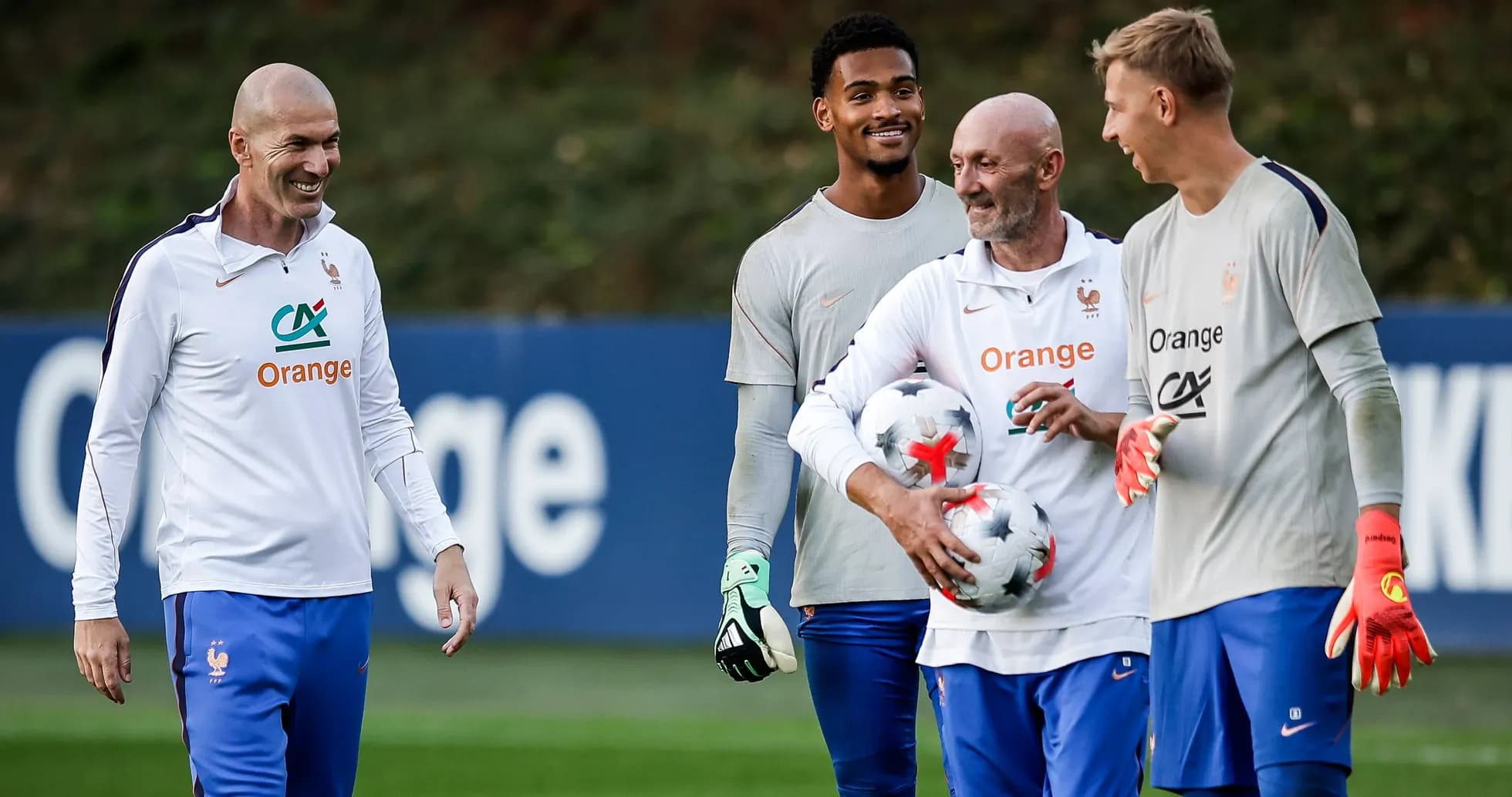 Fransa milli komandası məşqdə futbol topları ilə