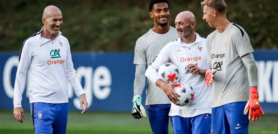Fransa milli komandası məşqdə futbol topları ilə