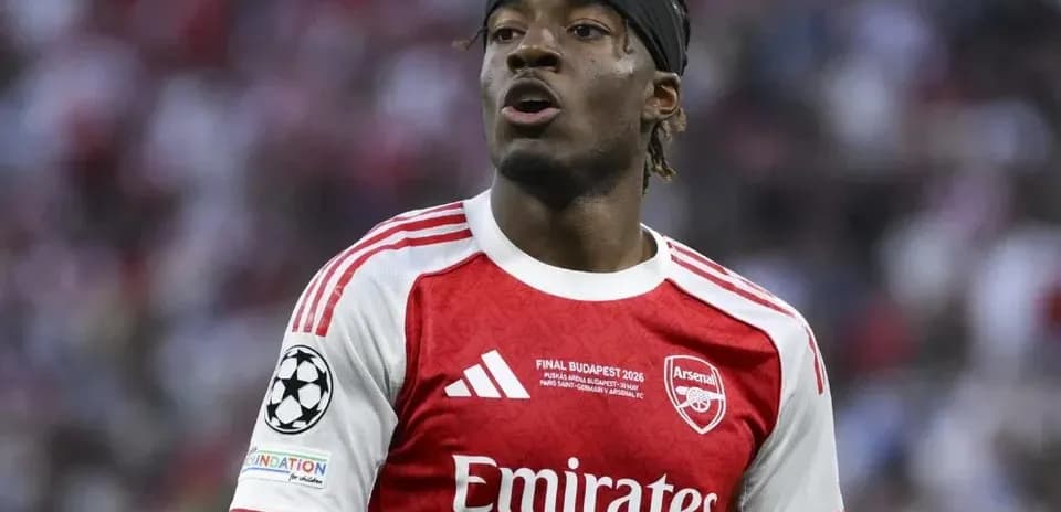 Futbolçu Arsenal formasında meydanda danışır