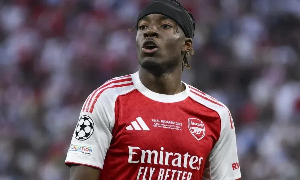 Futbolçu Arsenal formasında meydanda danışır