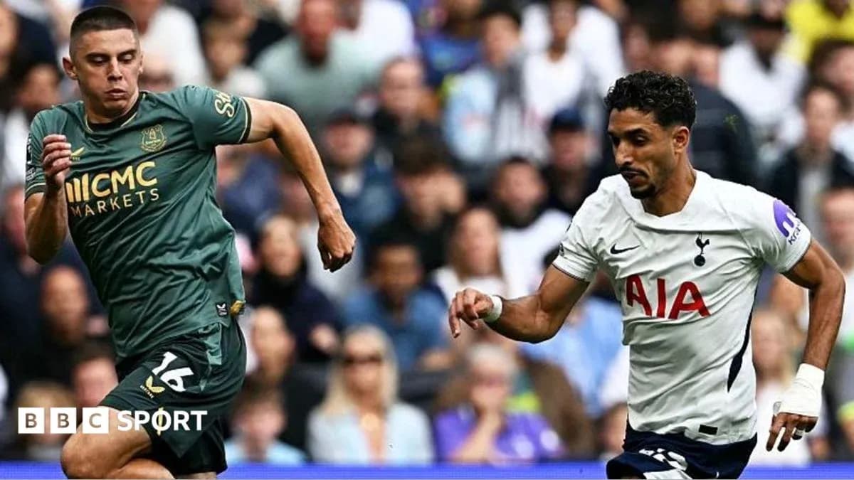 İki oyunçu top üçün mübarizə aparır