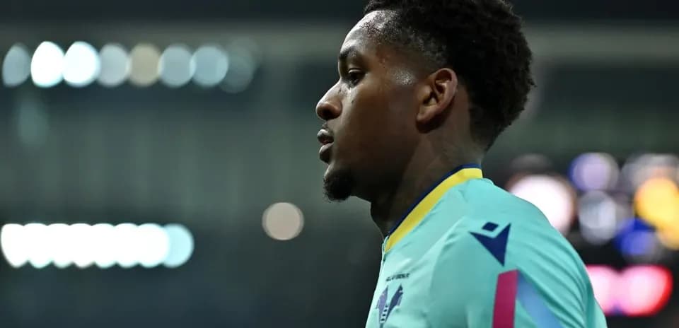 Futbolçu mavi forma ilə sahədə dayanıb