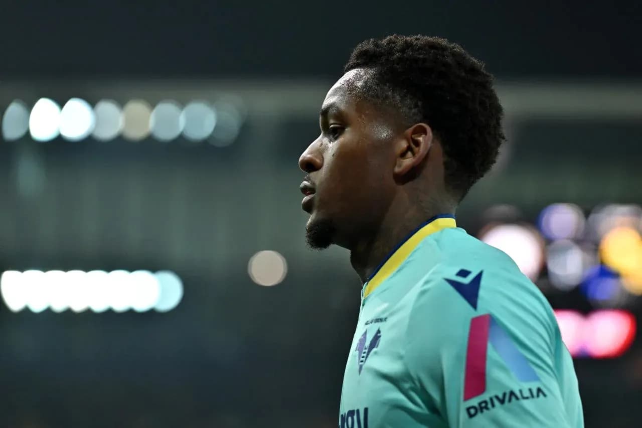 Futbolçu mavi forma ilə sahədə dayanıb