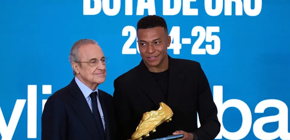 Kylian Mbappé receiving Golden Boot award