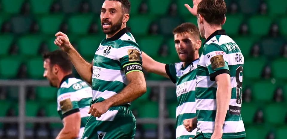 Shamrock Rovers oyunçuları sevinir