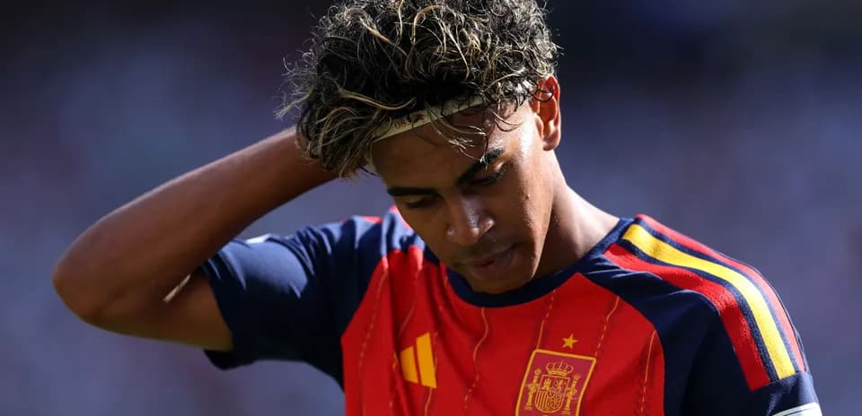 Futbolçu İspaniya formasında başını aşağı əyir