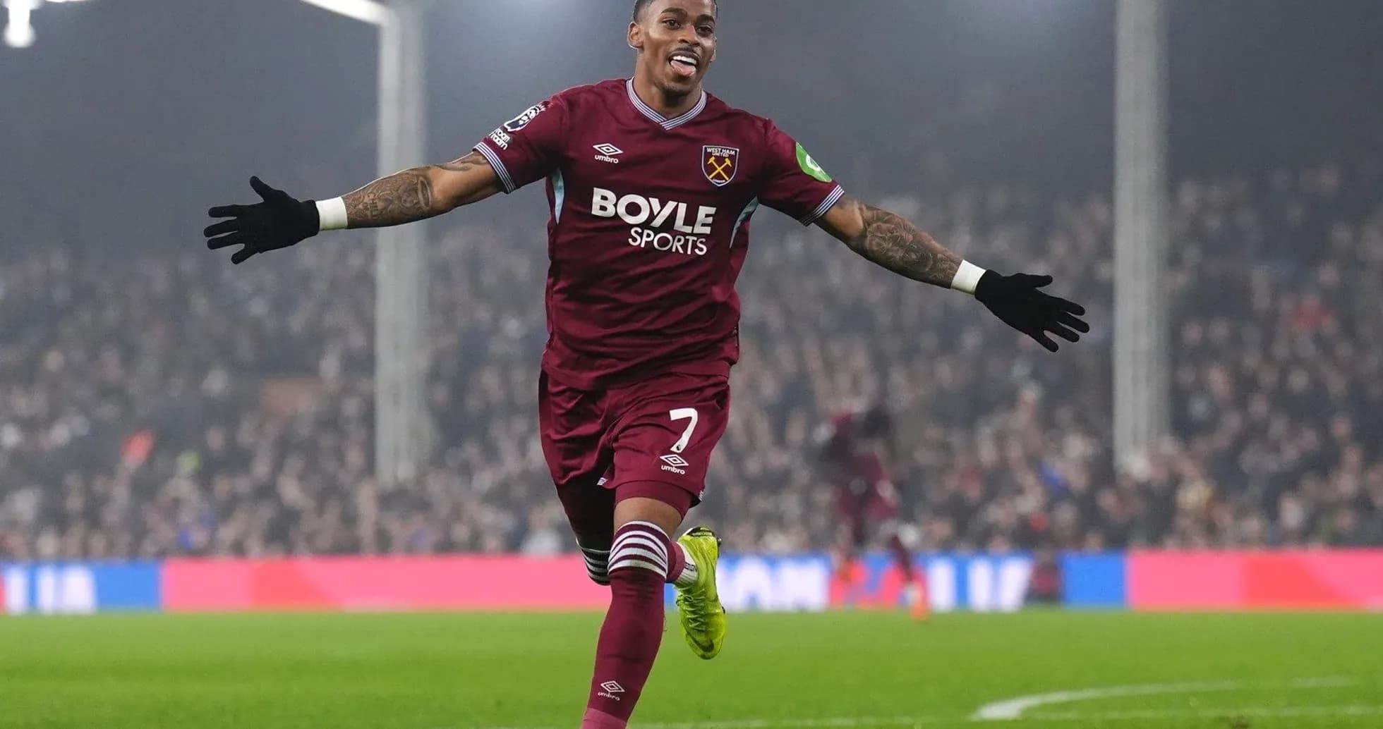 West Ham oyunçusu qolu qeyd edir