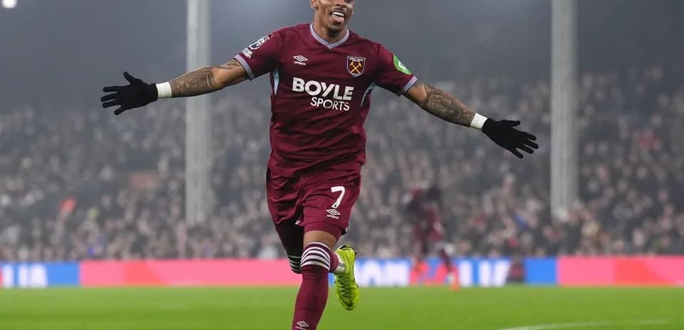 West Ham oyunçusu qolu qeyd edir