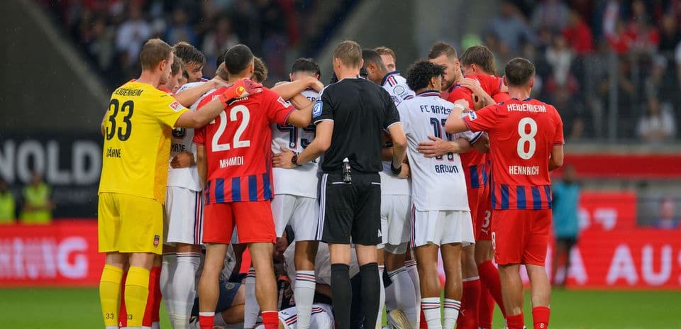 Futbolçular qruplaşaraq müzakirə aparırlar