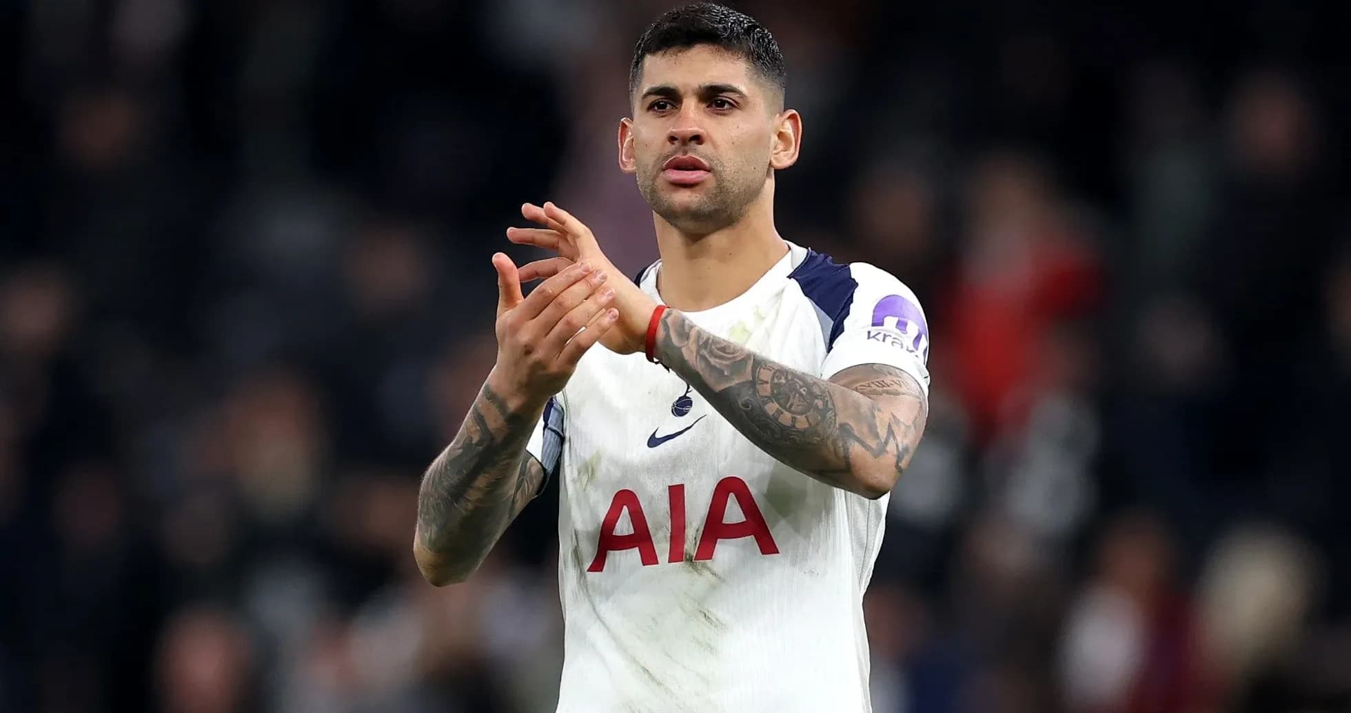 Futbolçu alqış edərək meydançada durur