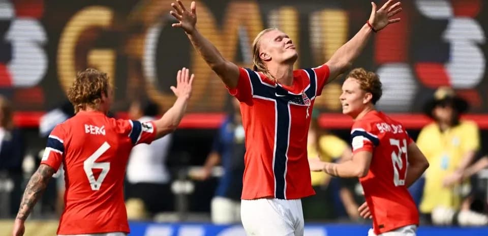 Norwegian players celebrating a goal during match