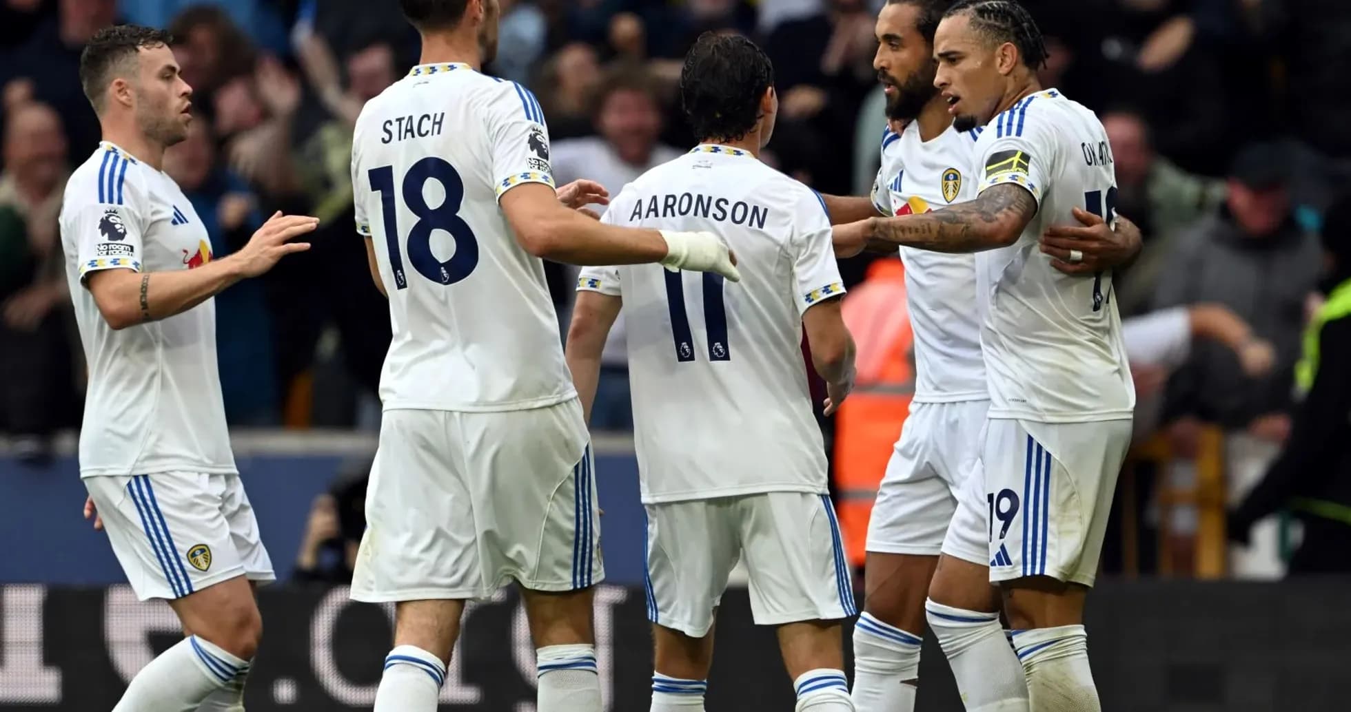 Leeds futbolçuları qələbə sevincini yaşayır