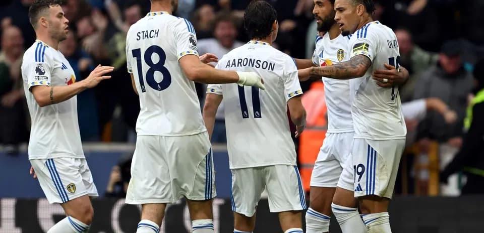 Leeds futbolçuları qələbə sevincini yaşayır