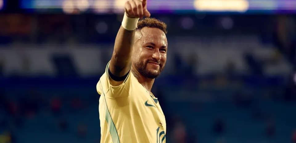 Futbolçu qələbə ilə əllərini havaya qaldırır