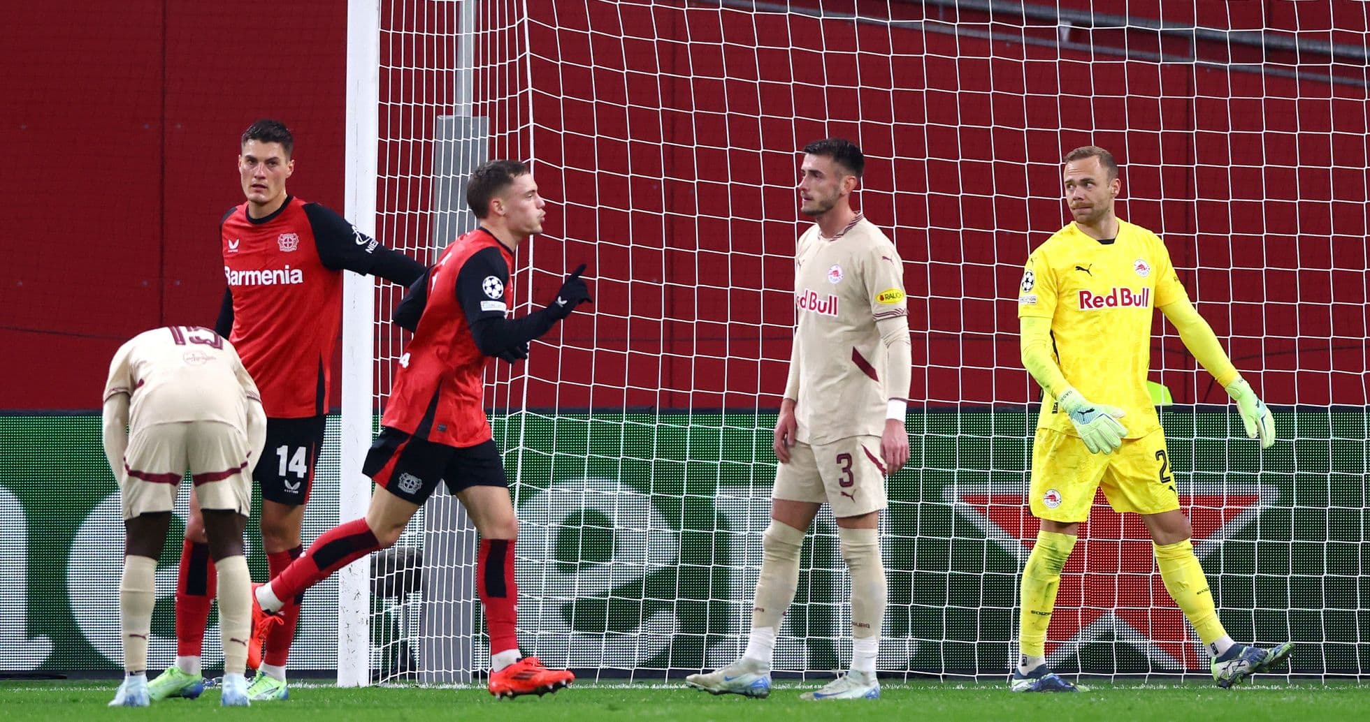 Bayer Leverkusen futbolçusu qol vurur